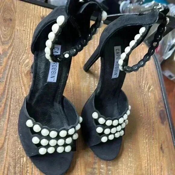Black and Pearl Cape Robbin suede heels - Picture 4 of 9